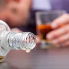 Come riconoscere e aiutare un alcolista?