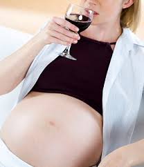 Bere vino durante la gravidanza: cosa può succedere