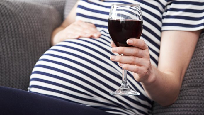 Se la mamma beve alcol, anche il bimbo beve alcol