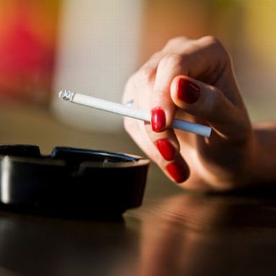 Aumentano le donne fumatrici: in venti anni +36% del cancro al polmone