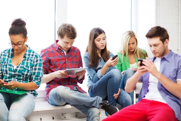 La dipendenza da smartphone negli adolescenti: l'allarme degli psicologi