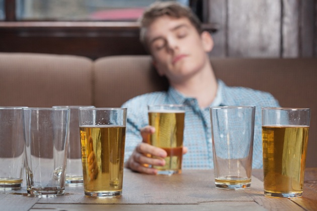 Alcol: l'80% dei liceali beve e un terzo fa binge drinking