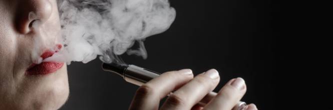 Il Regno Unito sfida l'Oms: confronto tra sigarette e e-cig