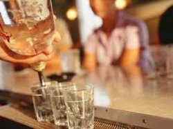 Grappini, vodka e ‘cervelletti': i cicchetti shot che mandano in coma etilico i 13enni