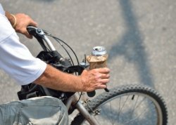 Sì all'alcol test anche per chi va in bici