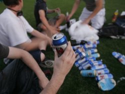 Svizzera: cala il consumo pro capite di alcol, ma aumenta la tendenza al binge drinking