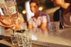 Alcol: un drink tira l'altro, i dati del binge drinking