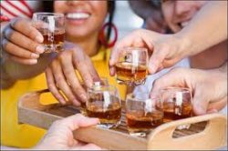 Binge drinking, gli adolescenti hanno bisogno dell'alcol per socializzare