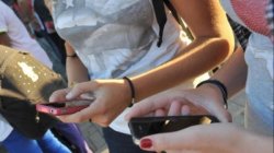 Adolescenti sempre più esposti ai rischi del web: i dati di una ricerca