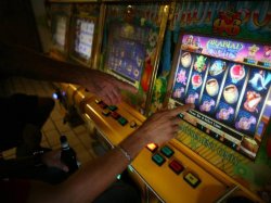 Dipendenza da slot machine: chi tende ad umanizzare le macchine gioca e perde di più