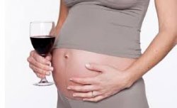 Società Italiana di Ginecologia e Ostetricia:  il 33% delle future madri durante la gestazione non smette di bere