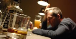 USA: tra i bianchi di mezza età in forte crescita alcol, droga e suicidi