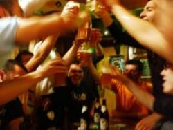 All you can drink: l'allarme dei locali contro l'alcol senza limiti
