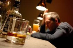Aumenta l'abuso occasionale di alcol in Svizzera: tocca una persona su cinque