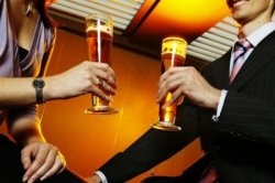 Alcol, modelli di consumo maschile e femminile sempre più vicini: uno studio