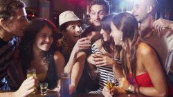 Addictive Behaviors: bere con moderazione in compagnia rende più attraenti?