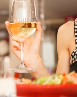 Alcohol and Alcholism: alcol e tumore al seno, un bicchiere al giorno aumenta del 5% il rischio di cancro