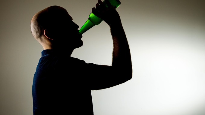 Bere alcol a stomaco vuoto: un video mostra cosa succede nello stomaco