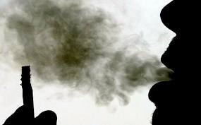 5 sigarette inquinano quanto una locomotiva: lo dimostra uno studio