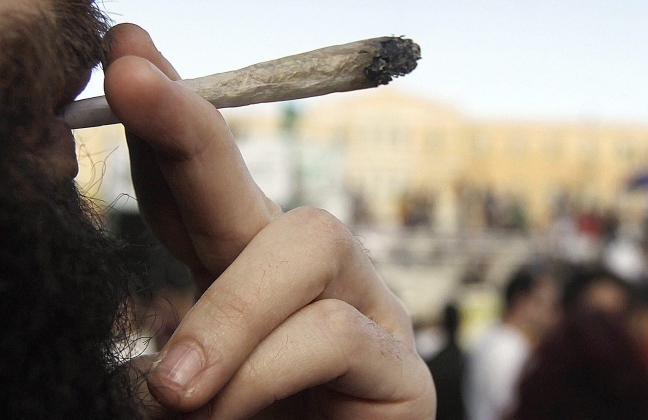 Legalizzare la marijuana ne aumenta il consumo da parte degli adolescenti?