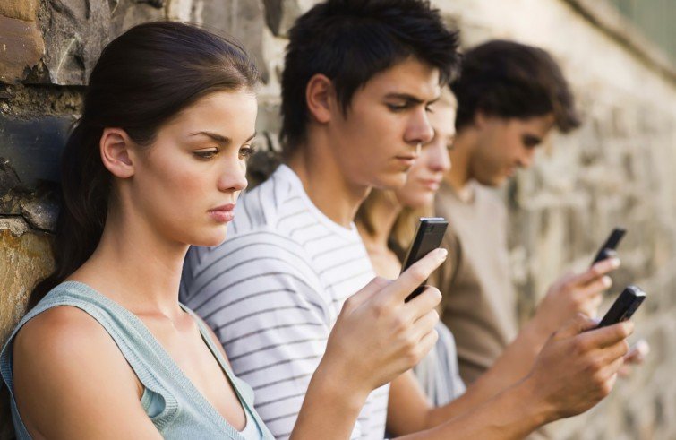 Esperimento britannico: adolescenti senza smartphone, ecco cosa è emerso