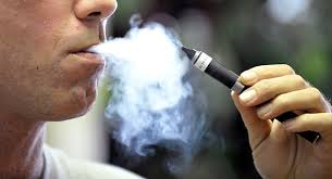 Journal of American College Health: le sigarette elettroniche potrebbero indurre a fumare e bere di più