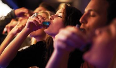 Aperitivi, shottini, superalcolici: ecco le serate alcoliche dei giovani