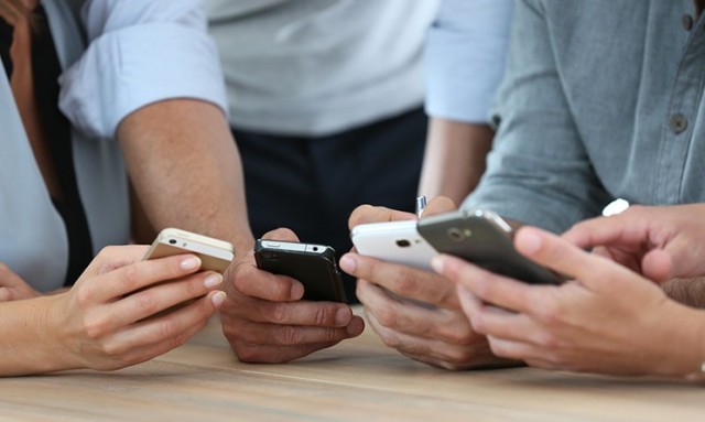 Adolescenti drogati dagli smartphone: l'allarme degli esperti