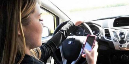 Giovani al volante, le cattive abitudini d'estate tra alcol e selfie