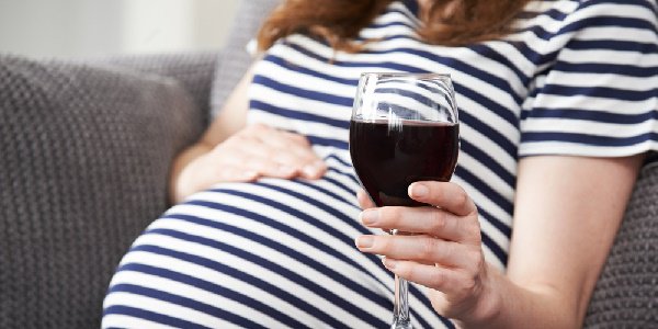 Tutti i danni dell'alcol in gravidanza, ma il 50% delle donne continua a bere
