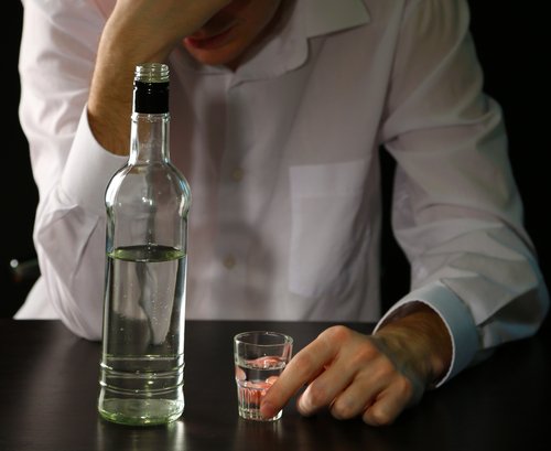 Nature Communications: spiegato il legame tra alcolici e farmaci antidepressivi