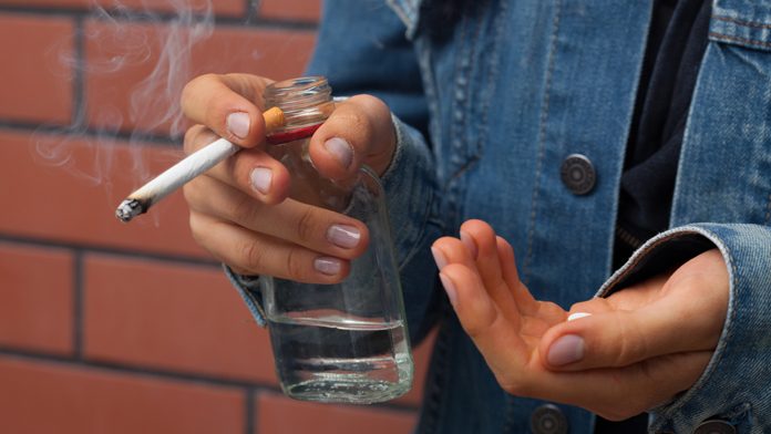 Genitori assenti, aumenta la probabilità che i figli inizino a bere e fumare: uno studio