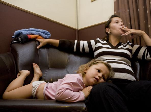L’allarme dei pediatri: un bambino su cinque cresce in una casa dove si fuma