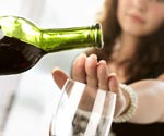 Le donne che bevono due bicchieri di vino o più a sera rischiano la cirrosi