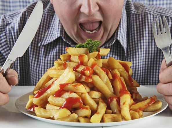 Università di Cambridge: i chili di troppo ci fanno scegliere più spesso il cibo spazzatura