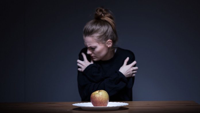 Adolescenti e cibo: dall’anoressia al binge eating, i sintomi del disagio