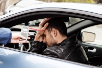 Alcol e cellulare alla guida: nuove direttive