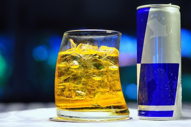 Energy drink e alcol, il cocktail pericoloso per la salute: ecco perché