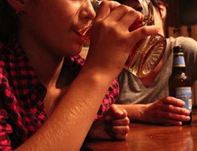 Abbuffate di alcol negli adolescenti: 5 consigli per i genitori