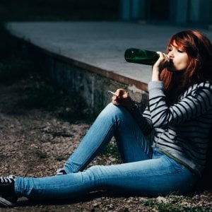 Alcol, cannabis, tabacco ed energy drink: le sostanze 'a rischio dipendenza' più consumate dagli italiani
