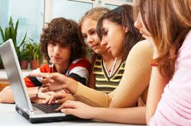 Gli adolescenti di oggi crescono più lentamente rispetto a prima ed è colpa di internet