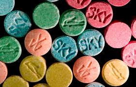 Droghe sintetiche a confronto: effetti di ecstasy e LSD