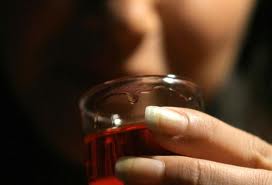 Le donne intelligenti bevono di più? Uno studio inglese