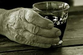 Salute: un anziano su 5 beve troppo alcol e non ne conosce i rischi