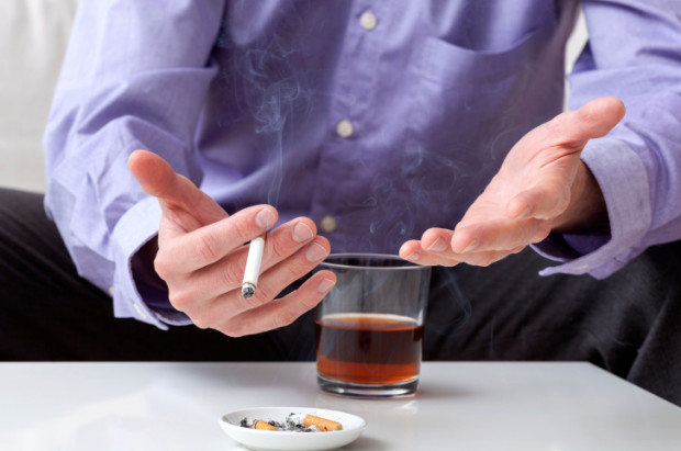 Perché quando bevi hai un’irrefrenabile voglia di fumare?