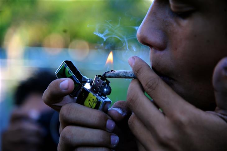 Jama Psychiatry: confermato il rischio psicosi per chi fa uso di cannabis