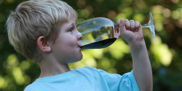 Provare l’alcol prima di 11 anni predispone a bere: la conferma da uno studio