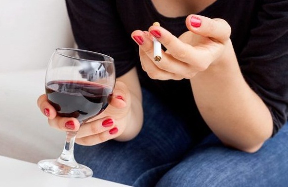 Addiction: revisione di studi conferma, fumo e alcol le peggiori abitudini per la salute