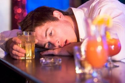 Figli con difetti fisici e scarse capacità sociali: ecco gli effetti del binge drinking dei genitori
