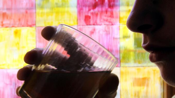 Bere alcol può incrementare i livelli di batteri nocivi nella bocca